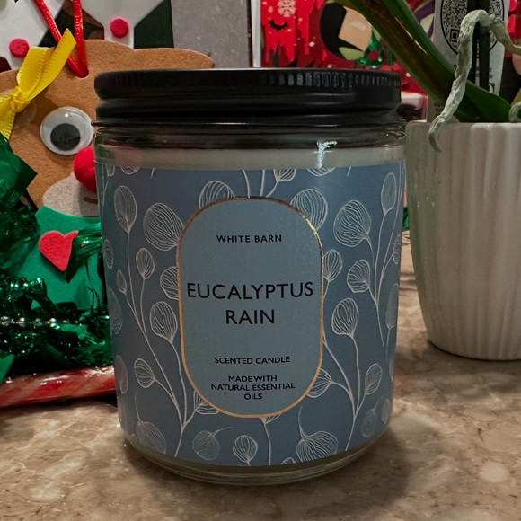 Bath & Body Works White Barn 
EUCALYPTUS RAIN - Picture 2 of 3